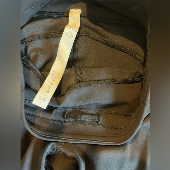 Lululemon black leggings with pockets - Picture 4 of 5